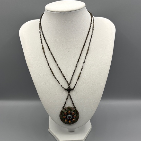 Avon Jewelry - Vintage Avon Medallion Pendant Necklace JP429